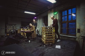 Incepcja hipsterstwa: Mateusz grający na padach na statywie z europalet. (fot. Jakub Kusiej)